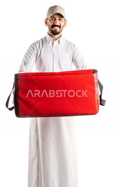 بورتريه لرجل عربي سعودي خليجي يقوم بتوصيل الطلبات, التوصيل السريع, طلبات الدليفري, خدمات التوصيل المنزلي, الطلب عبر الإنترنت, خدمات توصيل الطعام, طلبات الأونلاين, خلفيه بيضاء