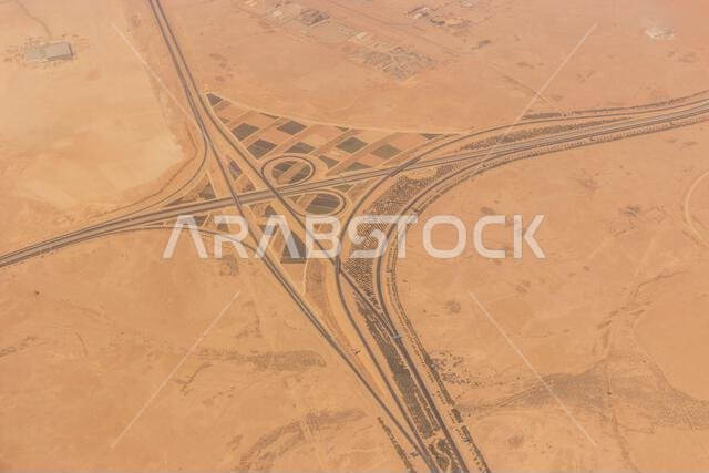 صورة جوية لتقاطع طريق سريع بالقرب من مطار الملك خالد الدولي في الرياض، المملكة العربية السعودية