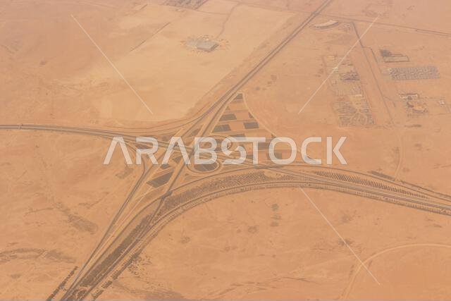 صورة جوية لتقاطع طريق سريع بالقرب من مطار الملك خالد الدولي في الرياض، المملكة العربية السعودية