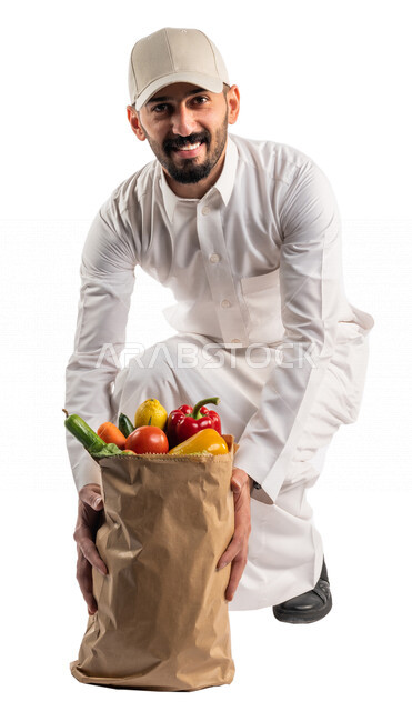 بورتريه لرجل عربي سعودي خليجي يقوم بتوصيل الطلبات, التوصيل السريع, طلبات الدليفري, خدمات التوصيل المنزلي, الطلب عبر الإنترنت, خدمات توصيل الطعام, طلبات الأونلاين, خلفيه بيضاء