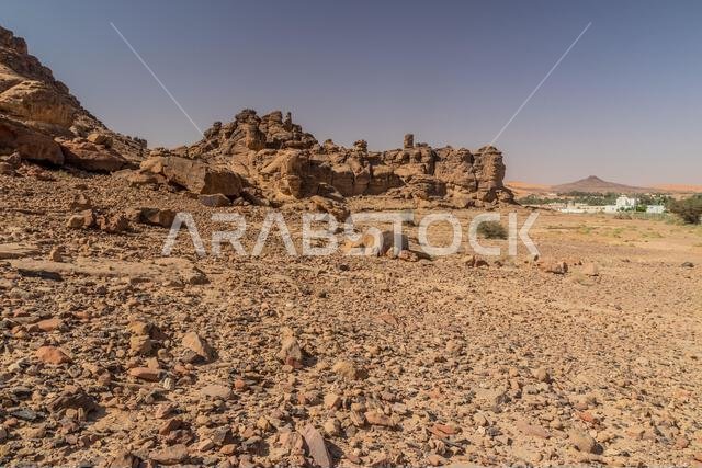 منحدرات في موقع فنون الصخور (النقوش الصخرية) في جبة، المملكة العربية السعودية