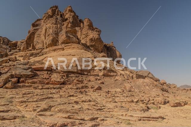 منحدرات في موقع فنون الصخور (النقوش الصخرية) في جبة، المملكة العربية السعودية