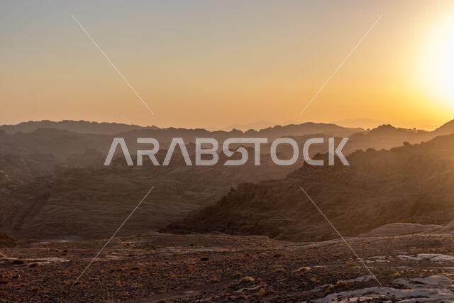 غروب الشمس فوق المناظر الطبيعية الصخرية لوادي الديسة، المملكة العربية السعودية غروب الشمس فوق المناظر الطبيعية الصخرية لوادي الديسة، المملكة العربية السعودية