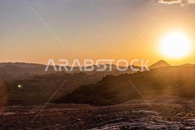 غروب الشمس فوق المناظر الطبيعية الصخرية لوادي الديسة، المملكة العربية السعودية غروب الشمس فوق المناظر الطبيعية الصخرية لوادي الديسة، المملكة العربية السعودية