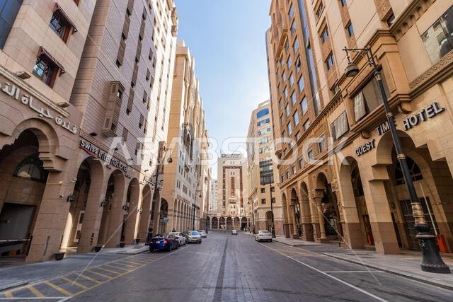 المدينة المنورة، المملكة العربية السعودية - 11 نوفمبر 2021: شارع الفنادق بالقرب من منطقة الحرم في المدينة المنورة، المملكة العربية السعودية