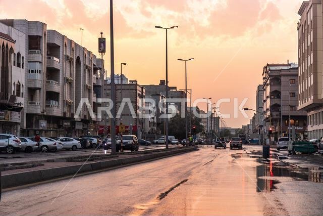 جدة، المملكة العربية السعودية - ١٤ نوفمبر ٢٠٢١: منظر مسائي لأحد شوارع جدة، المملكة العربية السعودية جدة، المملكة العربية السعودية - ١٤ نوفمبر ٢٠٢١: منظر مسائي لأحد شوارع جدة، المملكة العربية السعودية