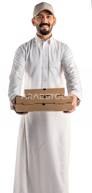 بورتريه لرجل عربي سعودي خليجي يقوم بتوصيل الطلبات, التوصيل السريع, طلبات الدليفري, خدمات التوصيل المنزلي, الطلب عبر الإنترنت, خدمات توصيل الطعام, طلبات الأونلاين, خلفيه بيضاء