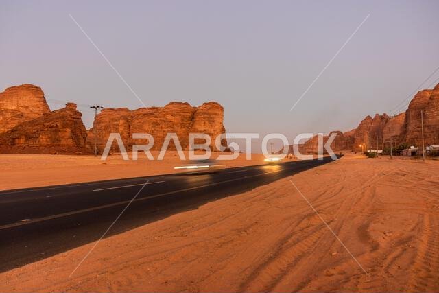 منظر مسائي لطريق بالقرب من العلا، المملكة العربية السعودية