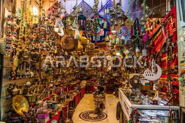 الرياض، المملكة العربية السعودية - 1 نوفمبر 2021: متجر تحف في سوق الزيل بالرياض، المملكة العربية السعودية