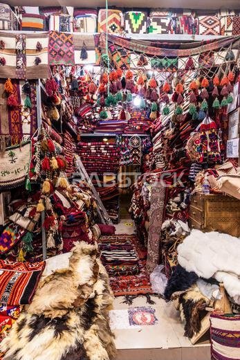 الرياض، المملكة العربية السعودية - 1 نوفمبر 2021: متجر سجاد في سوق الزيل بالرياض، المملكة العربية السعودية الرياض، المملكة العربية السعودية - 1 نوفمبر 2021: متجر سجاد في سوق الزيل بالرياض، المملكة العربية السعودية