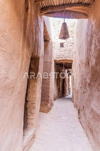 زقاق في البلدة القديمة في العلا، المملكة العربية السعودية