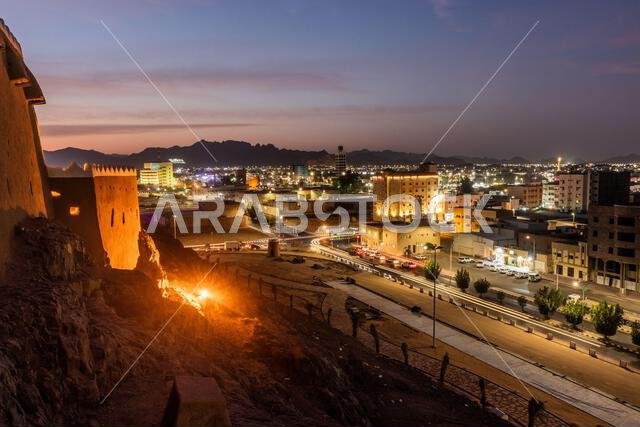 أفق مدينة حائل ليلاً من قلعة عارف، المملكة العربية السعودية