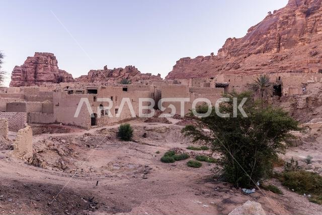 أطلال بيوت طينية في البلدة القديمة في العلا، المملكة العربية السعودية