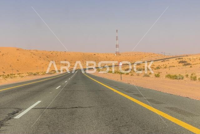 طريق صحراوي بالقرب من حائل، المملكة العربية السعودية طريق صحراوي بالقرب من حائل، المملكة العربية السعودية