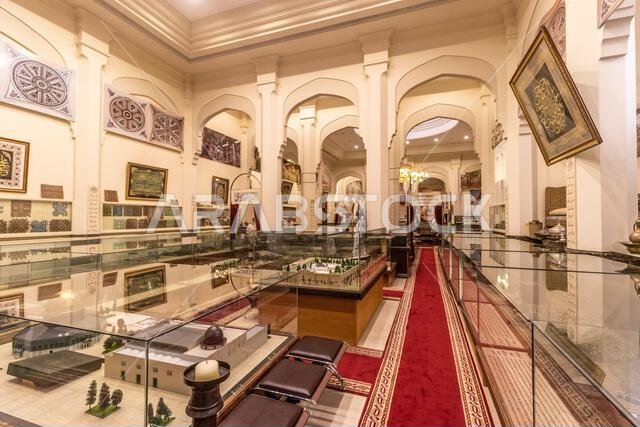 المدينة المنورة، المملكة العربية السعودية – 13 نوفمبر 2021: متحف دار المدينة المنورة في المدينة المنورة، المملكة العربية السعودية