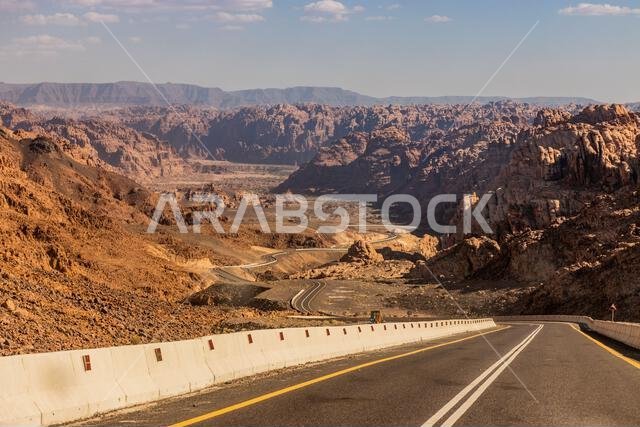 منظر لطريق 8788 النازل إلى وادي الديسة، المملكة العربية السعودية