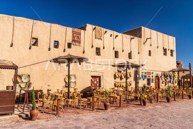 العلا، المملكة العربية السعودية - 8 نوفمبر 2021: مقهى في البلدة القديمة بالعلا، المملكة العربية السعودية