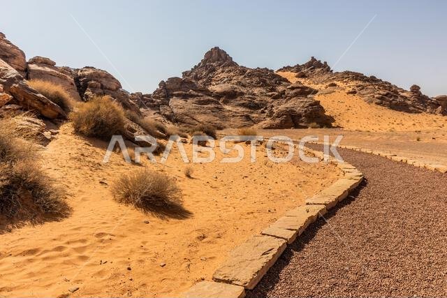 الطريق إلى منطقة فنون الصخور (النقوش الصخرية) في جبة، المملكة العربية السعودية