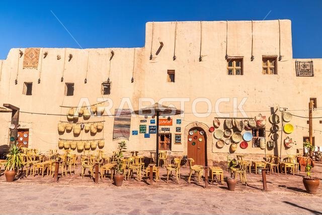 العلا، المملكة العربية السعودية - 8 نوفمبر 2021: مقهى في البلدة القديمة بالعلا، المملكة العربية السعودية