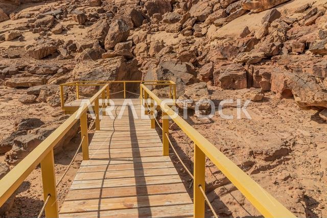 ممر خشبي يؤدي إلى فنون الصخور (النقوش الصخرية) في جبة، المملكة العربية السعودية