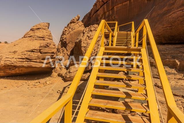 سلالم تؤدي إلى فنون الصخور (النقوش الصخرية) في جبة، المملكة العربية السعودية