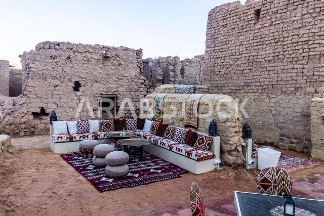 العلا، المملكة العربية السعودية - 8 نوفمبر 2021: مقهى في البلدة القديمة بالعلا، المملكة العربية السعودية
