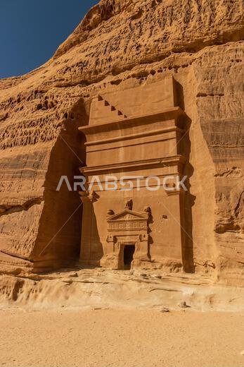 المقبرة المنحوتة في الصخر رقم 45 في جبل البنات في موقع الحِجر (مدائن صالح) بالقرب من العلا، المملكة العربية السعودية