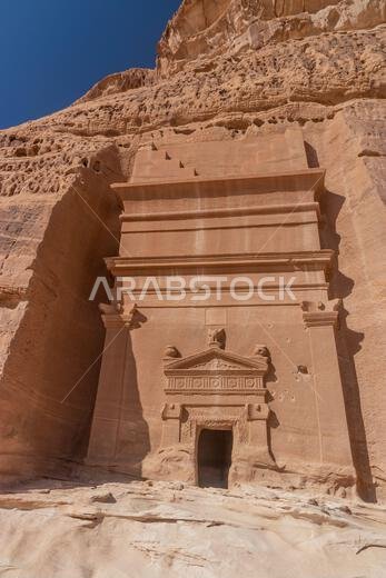 المقبرة المنحوتة في الصخر رقم 45 في جبل البنات في موقع الحِجر (مدائن صالح) بالقرب من العلا، المملكة العربية السعودية