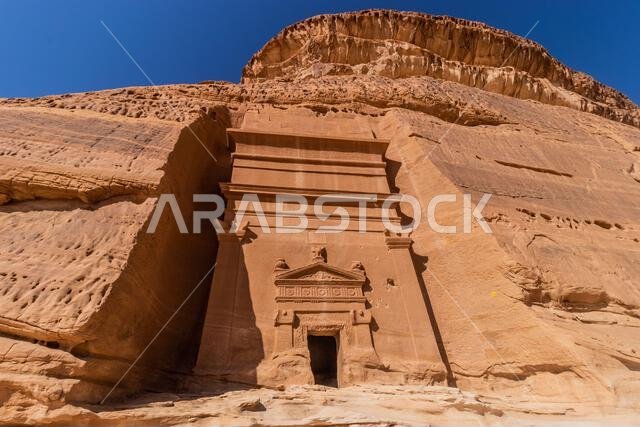 المقبرة المنحوتة في الصخر رقم 45 في جبل البنات في موقع الحِجر (مدائن صالح) بالقرب من العلا، المملكة العربية السعودية