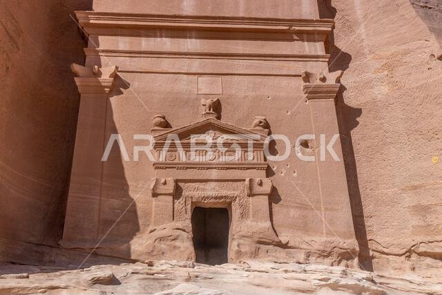 المقبرة المنحوتة في الصخر رقم 45 في جبل البنات في موقع الحِجر (مدائن صالح) بالقرب من العلا، المملكة العربية السعودية