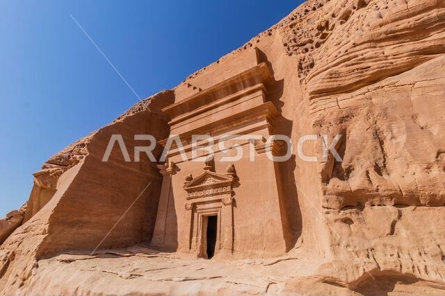 المقبرة المنحوتة في الصخر رقم 44 (مقبرة الطبيب) في جبل البنات في موقع الحِجر (مدائن صالح) بالقرب من العلا، المملكة العربية السعودية المقبرة المنحوتة في الصخر رقم 44 (مقبرة الطبيب) في جبل البنات في موقع الحِجر (مدائن صالح) بالقرب من العلا، المملكة العربية السعودية