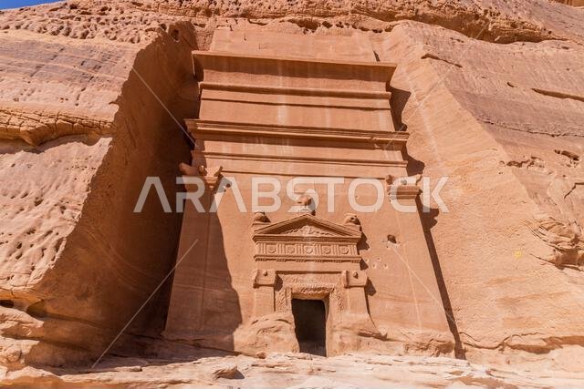 المقبرة المنحوتة في الصخر رقم 45 في جبل البنات في موقع الحِجر (مدائن صالح) بالقرب من العلا، المملكة العربية السعودية