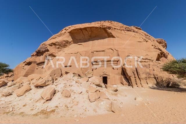 المقبرتان المنحوتتان في الصخر رقم 39 و42 في جبل البنات في موقع الحِجر (مدائن صالح) بالقرب من العلا، المملكة العربية السعودية