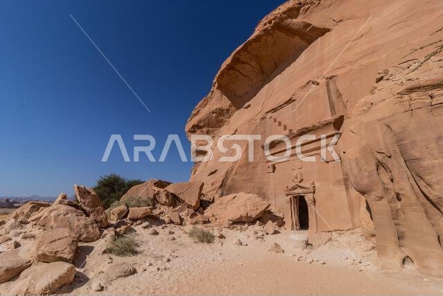 المقبرة المنحوتة في الصخر رقم 42 في جبل البنات في موقع الحِجر (مدائن صالح) بالقرب من العلا، المملكة العربية السعودية