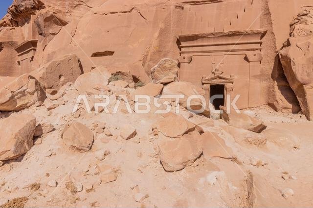 المقبرتان المنحوتتان في الصخر رقم 39 و42 في جبل البنات في موقع الحِجر (مدائن صالح) بالقرب من العلا، المملكة العربية السعودية