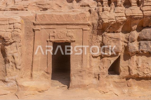 المقبرة المنحوتة في الصخر رقم 37 (مقبرة الأسد) في جبل البنات في موقع الحِجر (مدائن صالح) بالقرب من العلا، المملكة العربية السعودية