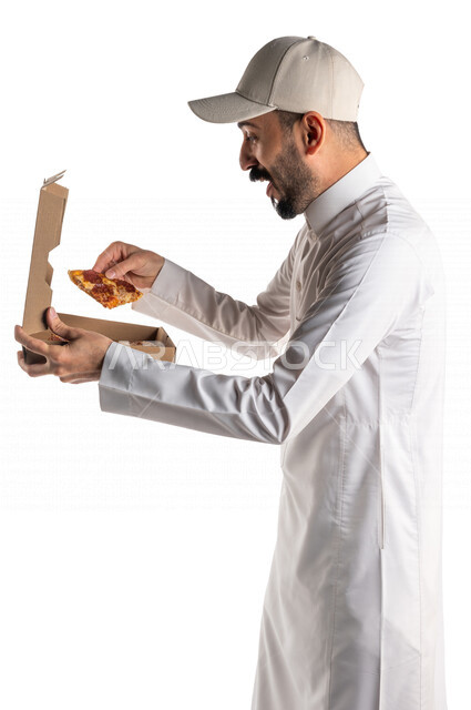 بورتريه لرجل عربي سعودي خليجي يحمل بيده فطيرة البيتزا, تناول وجبة طعام غير صحيه, خدمات توصيل الطعام, طلب واستلام الديليفري, خدمات منزليه, توصيل طلبات الطعام, وجبات طعام سريعه, خلفيه بيضاء