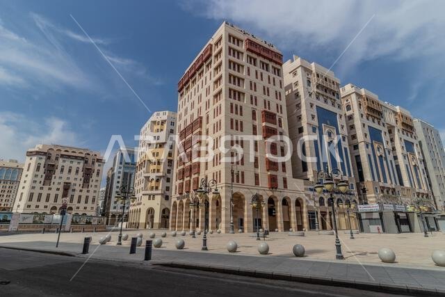 المدينة المنورة، المملكة العربية السعودية - ١٢ نوفمبر ٢٠٢١: مبانٍ بالقرب من منطقة الحرم في المدينة المنورة، المملكة العربية السعودية