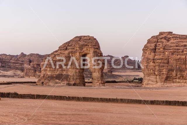 تكوين صخري جبل الفيل (صخرة الفيل) بالقرب من العلا، المملكة العربية السعودية تكوين صخري جبل الفيل (صخرة الفيل) بالقرب من العلا، المملكة العربية السعودية