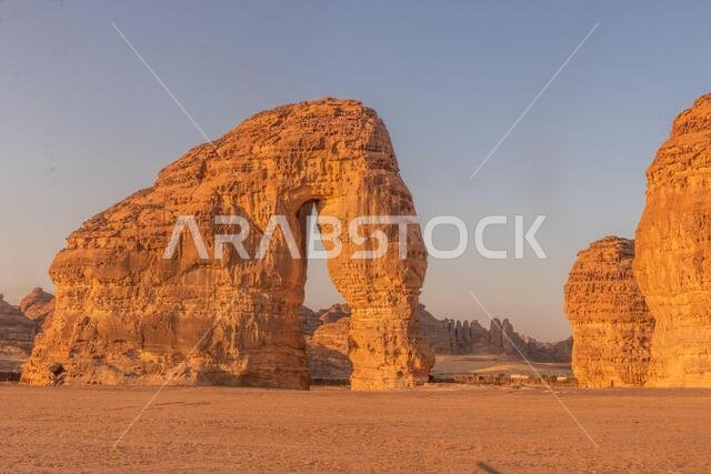 تكوين صخري جبل الفيل (صخرة الفيل) بالقرب من العلا، المملكة العربية السعودية