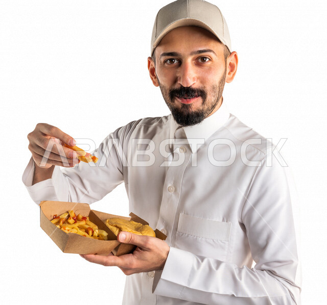 بورتريه لرجل عربي سعودي خليجي يحمل بيده طبق من البطاطس المقليه, تناول وجبة طعام غير صحيه, خدمات توصيل الطعام, طلب واستلام الديليفري, خدمات منزليه, توصيل طلبات الطعام, وجبات طعام سريعه, خلفيه بيضاء
