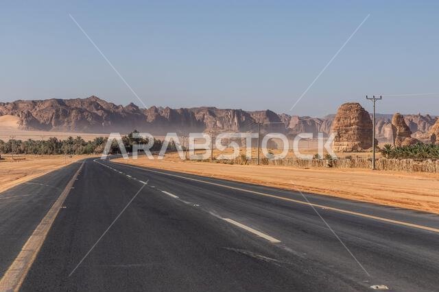 الطريق رقم 70 عبر الصحراء بالقرب من العلا، المملكة العربية السعودية الطريق رقم 70 عبر الصحراء بالقرب من العلا، المملكة العربية السعودية