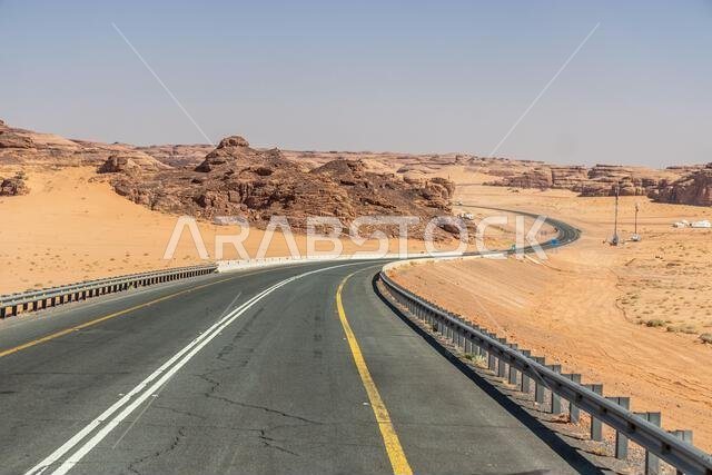 الطريق رقم 70 عبر الصحراء بالقرب من العلا، المملكة العربية السعودية الطريق رقم 70 عبر الصحراء بالقرب من العلا، المملكة العربية السعودية