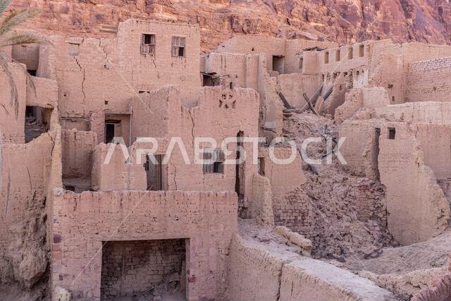 أطلال بيوت طينية في البلدة القديمة في العلا، المملكة العربية السعودية