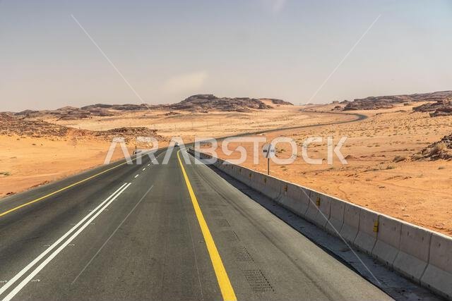 الطريق رقم 70 عبر الصحراء بالقرب من العلا، المملكة العربية السعودية