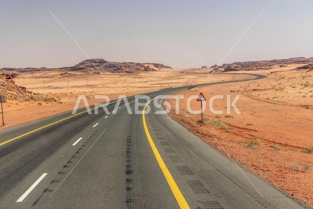 الطريق رقم 70 عبر الصحراء بالقرب من العلا، المملكة العربية السعودية