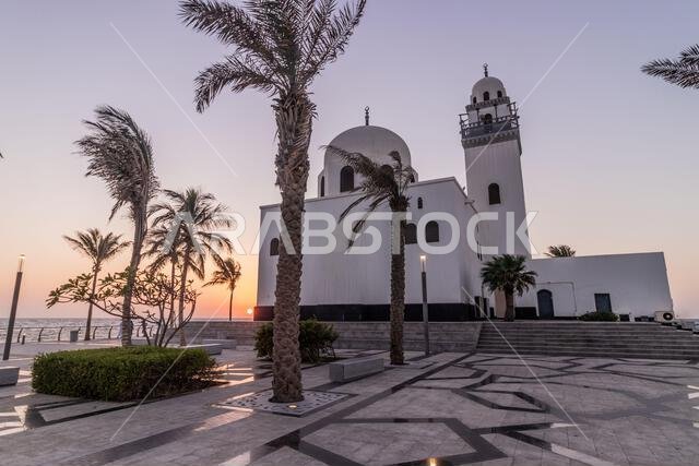 منظر غروب الشمس على مسجد الجزيرة على ممشى الكورنيش في جدة، المملكة العربية السعودية
