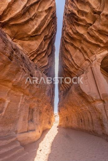ممر ضيق عبر جبل إثلِب، وهو السيق، في موقع الحِجر (مدائن صالح) بالقرب من العلا، المملكة العربية السعودية