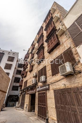 جدة، المملكة العربية السعودية - 15 نوفمبر 2021: بيوت تقليدية في البلد، المركز التاريخي لمدينة جدة، المملكة العربية السعودية