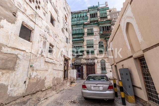 جدة، المملكة العربية السعودية - 15 نوفمبر 2021: زقاق في البلد، المركز التاريخي لمدينة جدة، المملكة العربية السعودية